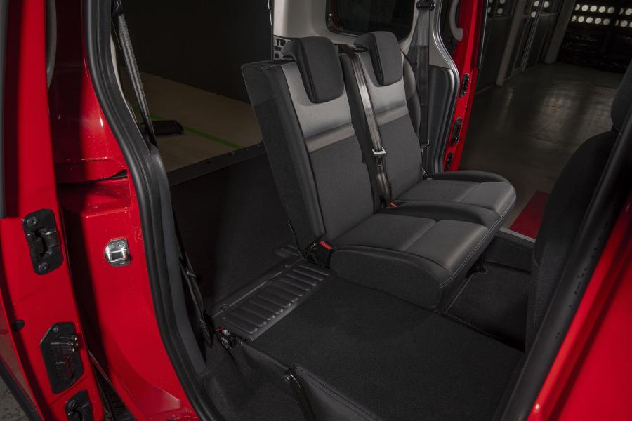 Интерьер Nissan NV250 Combi 2019 года  (EU) (фото 6 из 24)